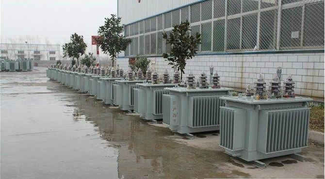 油浸式變壓器的保養如何去做？預防滲漏油：油浸式變壓器在油箱內充滿變壓器油，裝配中依靠緊固件對耐油橡膠元件加壓而密封。